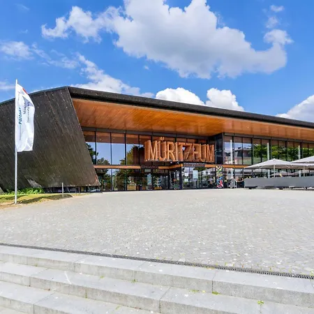 Jolle Mit Balkon Und Mueritzblick فارين