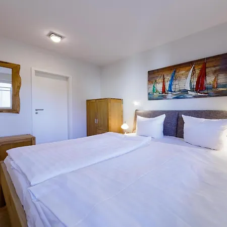 Jolle Mit Balkon Und Mueritzblick